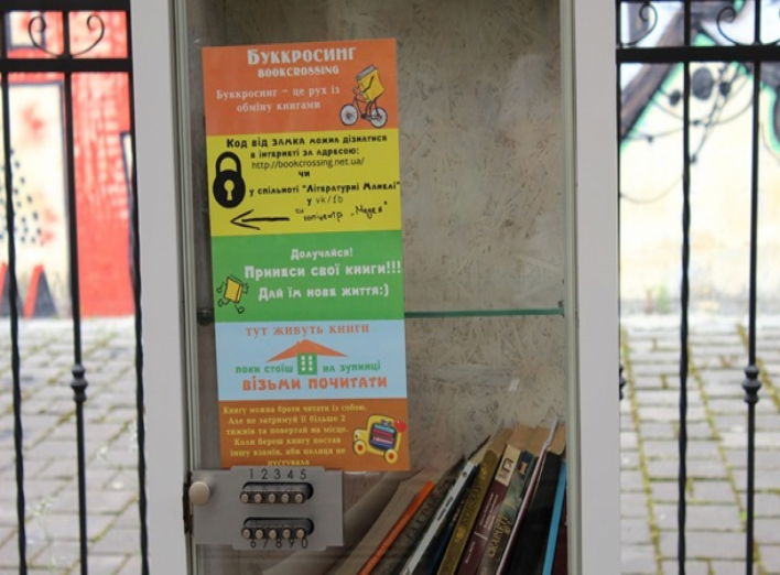 Во Львове на трамвайных остановках появились шкафы с книгами