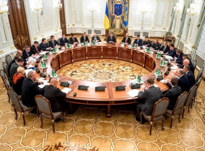 Порошенко назвав умови прийняття нового закону про статус Донбасу