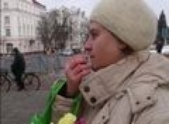 Накормить цветами: сеть шокирована мародерским поступком жительницы Чернигова