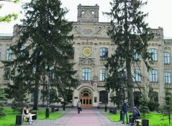 Вузы через суды требуют с выпускников по 100 тысяч грн 