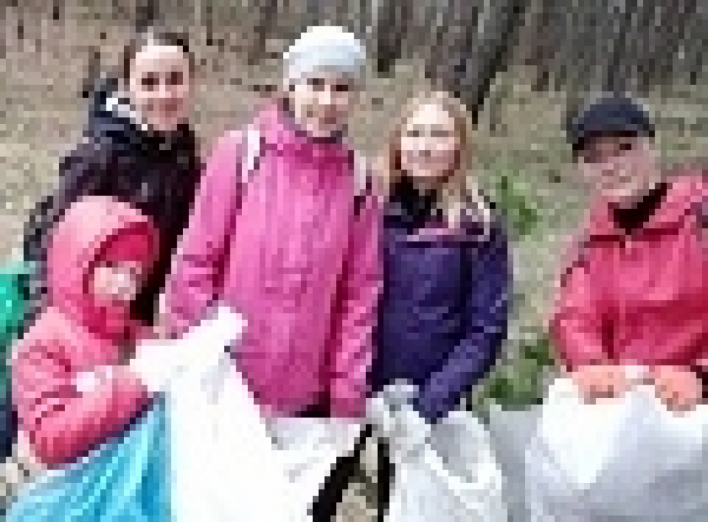 Дружини учасників АТО вийшли на прибирання лісу у День довкілля