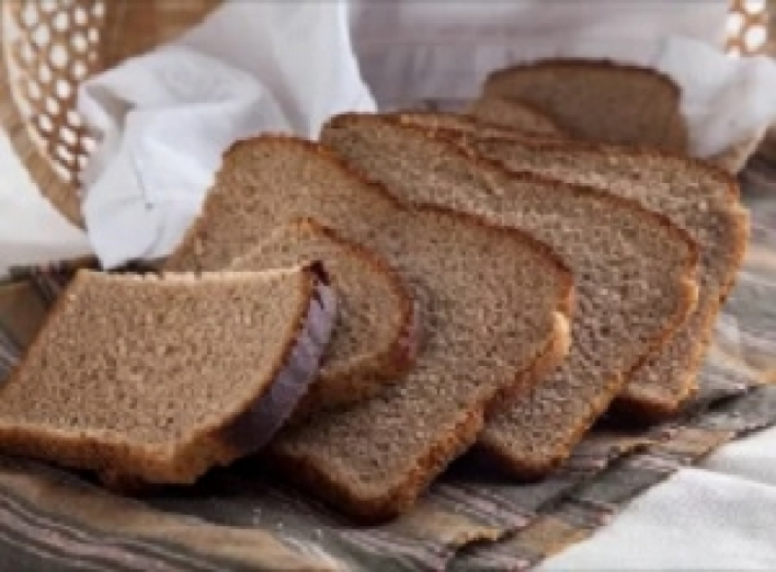 Сколько хлеба можно купить за зарплату и пенсию украинцев