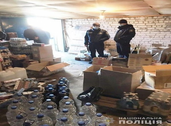 Поліція Чернігівщини притягнула до відповідальності фальсифікатора алкоголю та цигарок у Славутичі