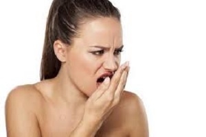 Чому з’являється поганий запах з рота фото