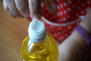 Кільце на пляшці олії - для чого воно? фото