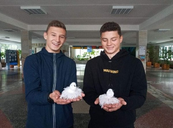 В День Миру в Славутичі у школі діти робили голубів фото