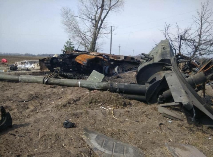 Ще одна колона бронетехніки окупантів знищена десь в полях Чернігівщини фото
