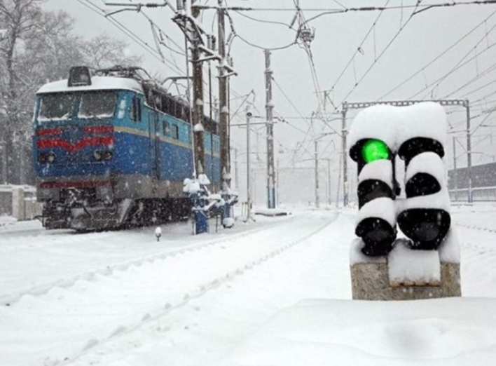 "Укрзалізниця" попереджає про затримку 9 поїздів через негоду фото