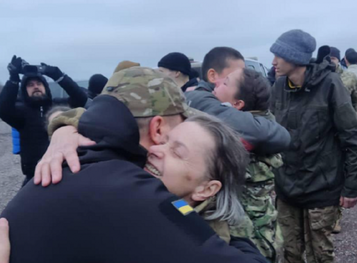 Батько і син зі Славутича серед 140 українських військовополонених, що повернулись додому! фото