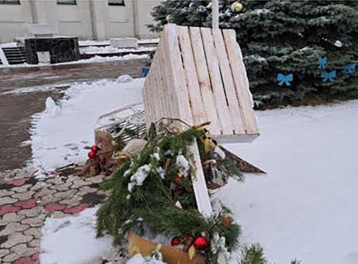 У центрі Славутича група молоді зруйнувала святкову інсталяцію (оновлено) фото