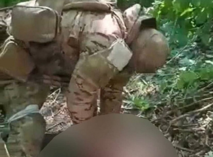 Черговий акт звірства: рашисти опублікували відео, де відрізають голову полоненому солдату ЗСУ фото