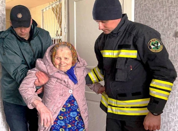 Рятувальники допомогли бабусі з підтопленого Мньова дістатися до лікарів (фото)