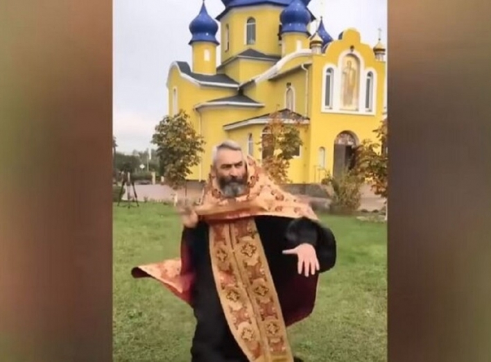 Відео священника, що танцює, підірвало TikTok