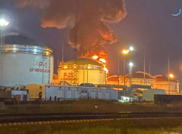 Атака на аеродром, пожежа на нафтобазі. Що сталося в Росії? (відео) фото