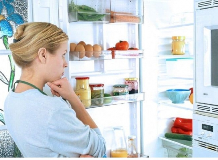 Як швидко прибрати запах з холодильника – народні та спеціальні засоби
