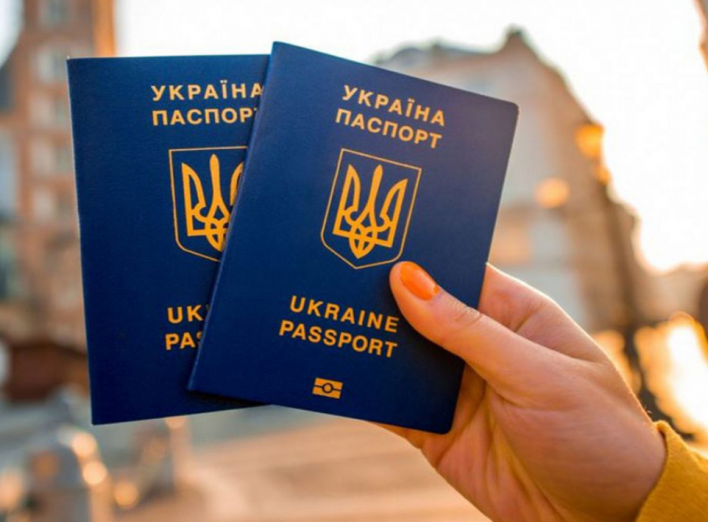 До 1 серпня: встигніть вклеїти фото у паспорт