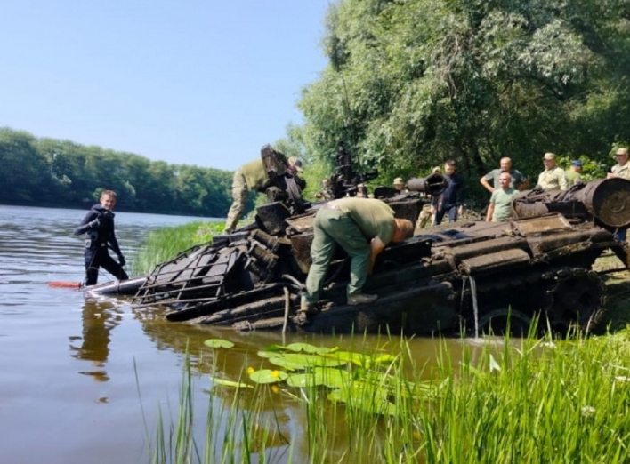 На Чернігівщині з річки витягли російський танк (фото)