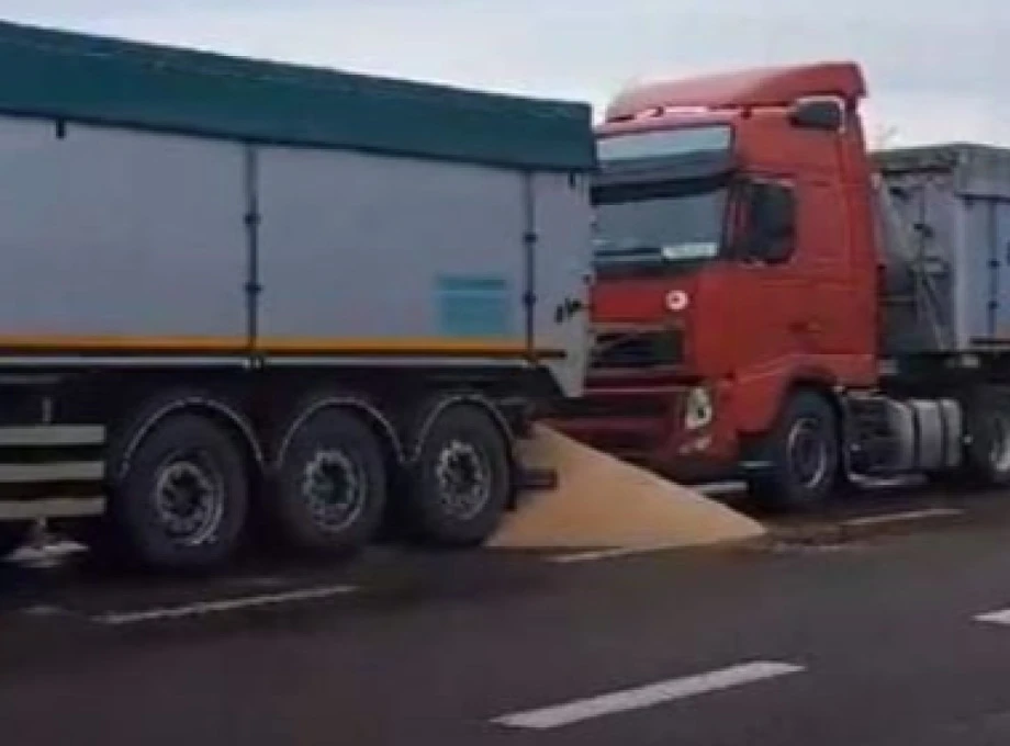 Страйк продовжується: Польські фермери висипали зерно з українських вантажівок на кордоні!